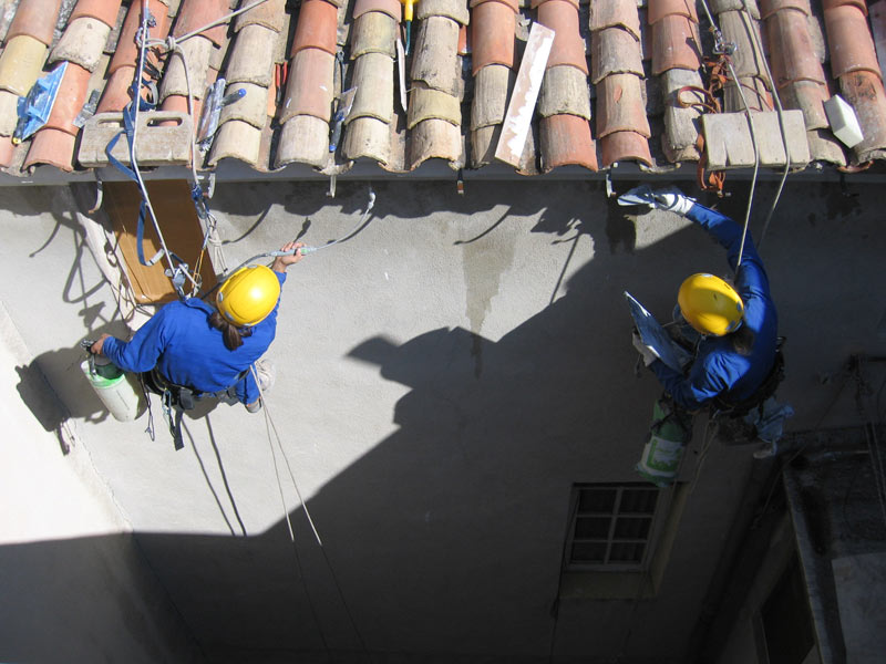 Raccord de maçonnerie sous avancé de toit : travaux sur corde